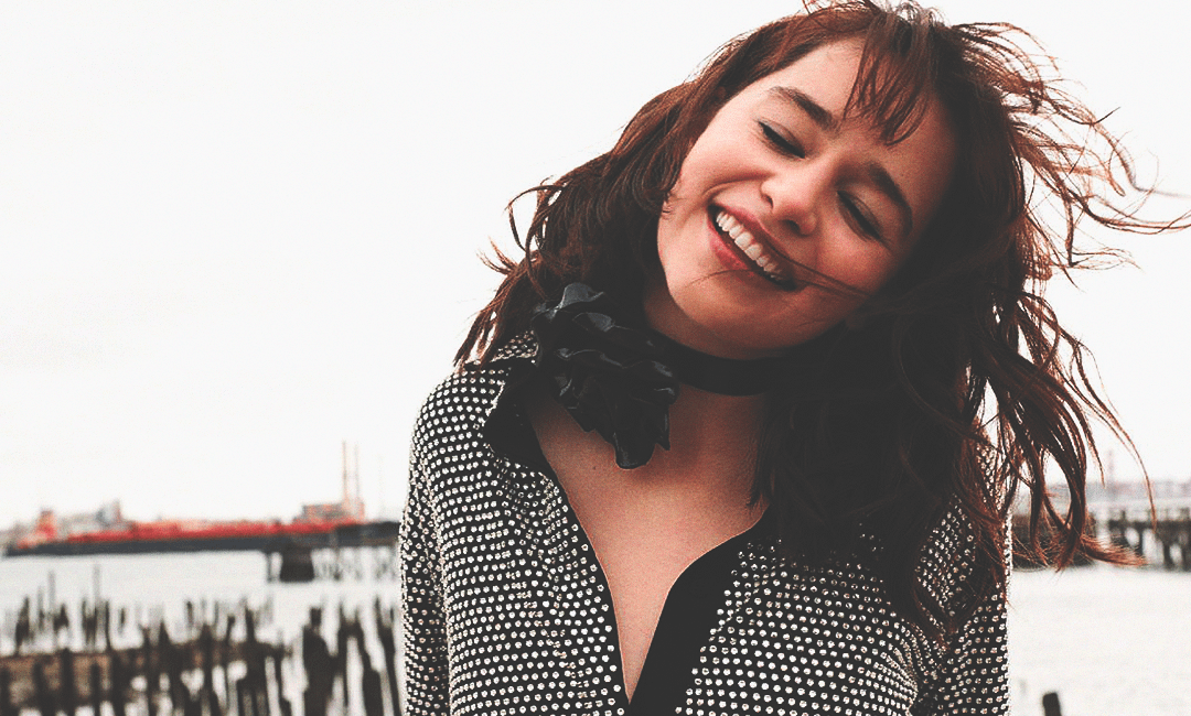 Улыбается, потому что думает что говорить