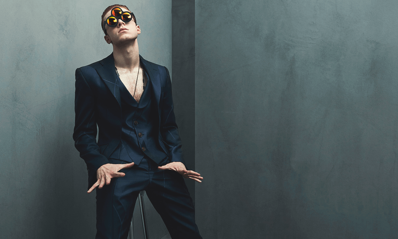 Камерон Монахэн - парень в костюме и очках