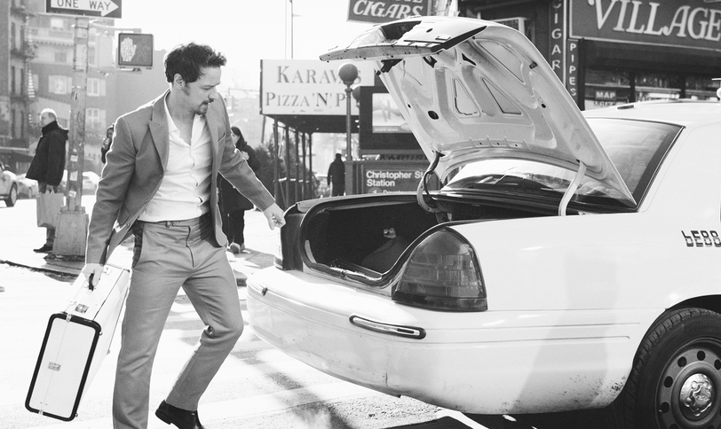 Джеймс Макэвой собирается в аэропорт