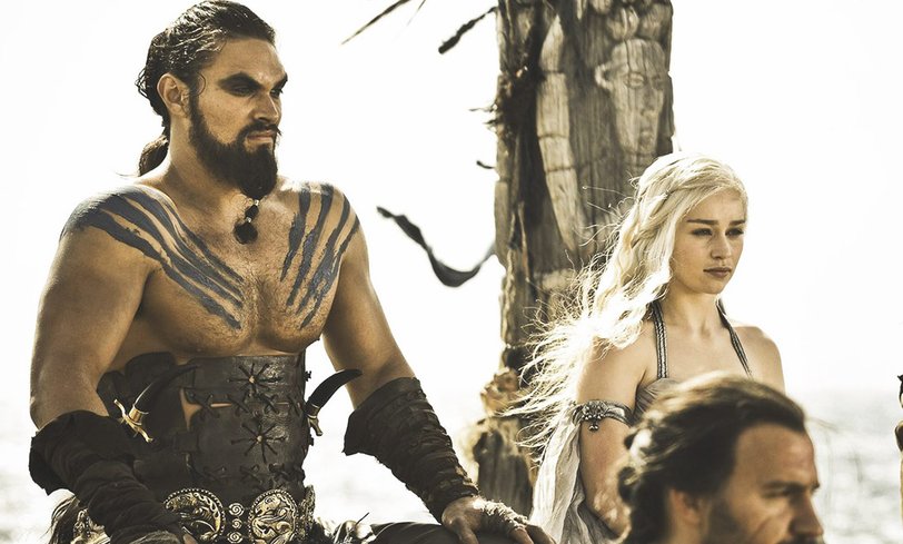 Эмилия Кларк и Джейсон Момоа в Игре престолов