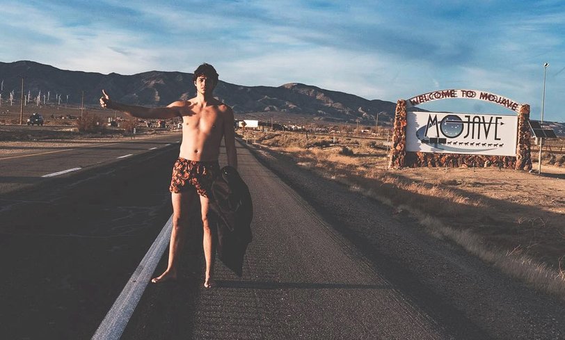 Ноа Сентинео в трусах на дороге