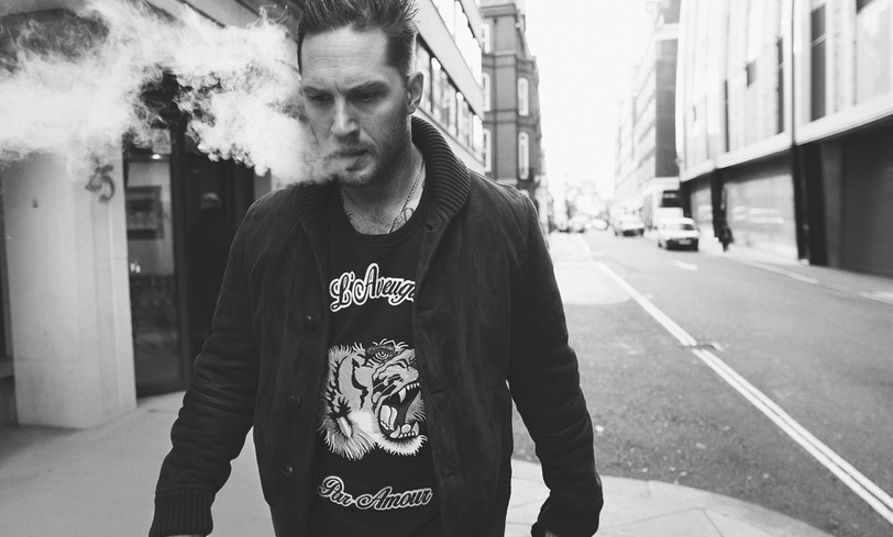 Том Харди на прогулке