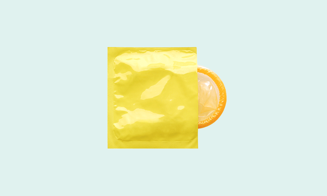 презерватив поможет ликвидировать риск быть испачканным кровью при занятии сексом во время месячных