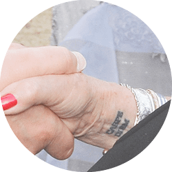 Татуировка "Лови Момент" на руке Джуди Денч