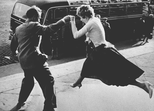 Признаки слабого мужчины. Черно-белое фото ретро-любовь