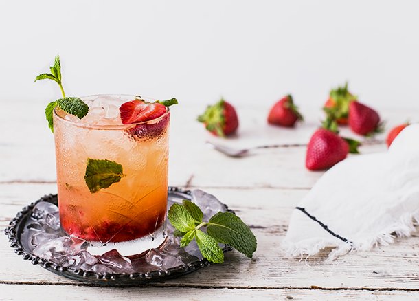 10 рецептов летних алкогольных коктейлей, которые ты можешь легко ...