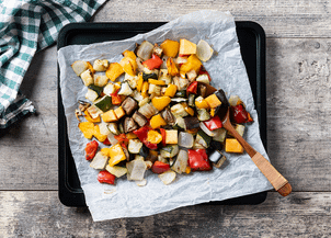 запечённые овощи на противне: морковь, перец, кабачки