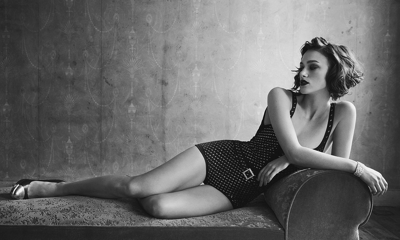 Кира Найтли в купальнике, черно-белая фотосессия