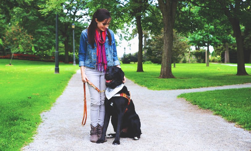 Слепая девушка Молли Берк со своим верным другом