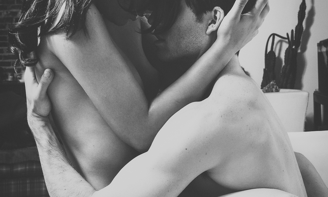 Мужчина и женщина занимаются сексом, будучи в серьезных отношениях. Фото 