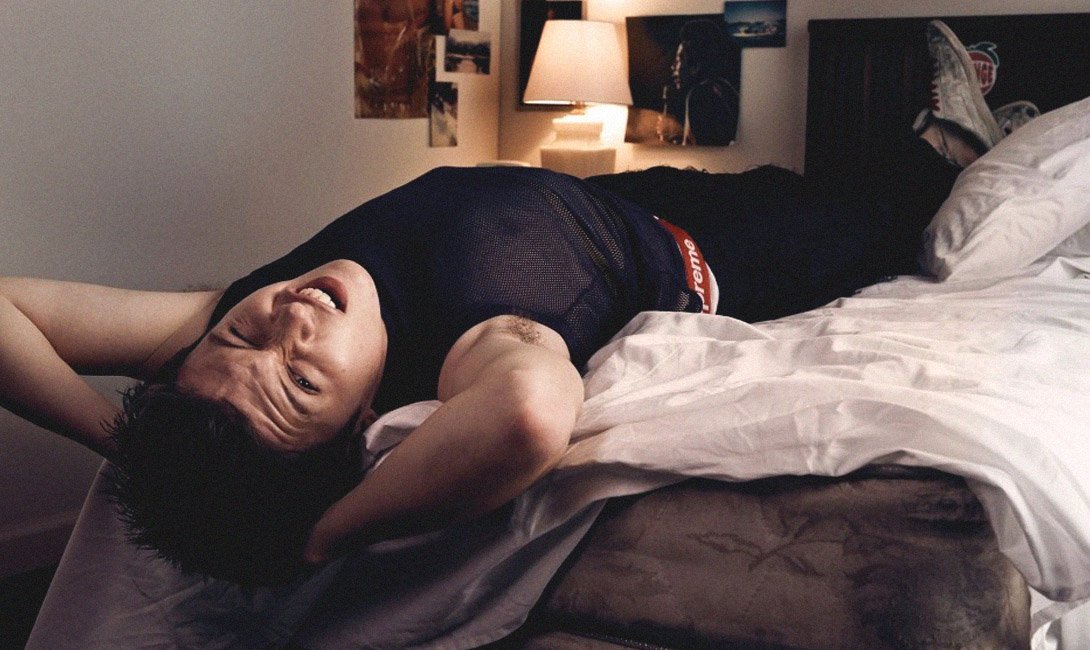 Ник Робинсон на кровати лежит